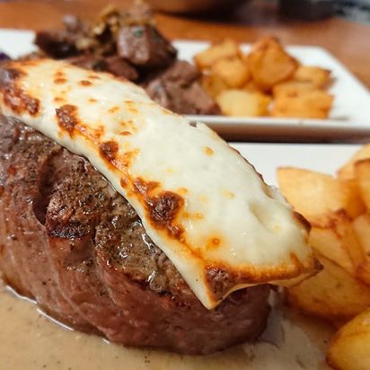 Bodegón Casa Matías carne y queso asado