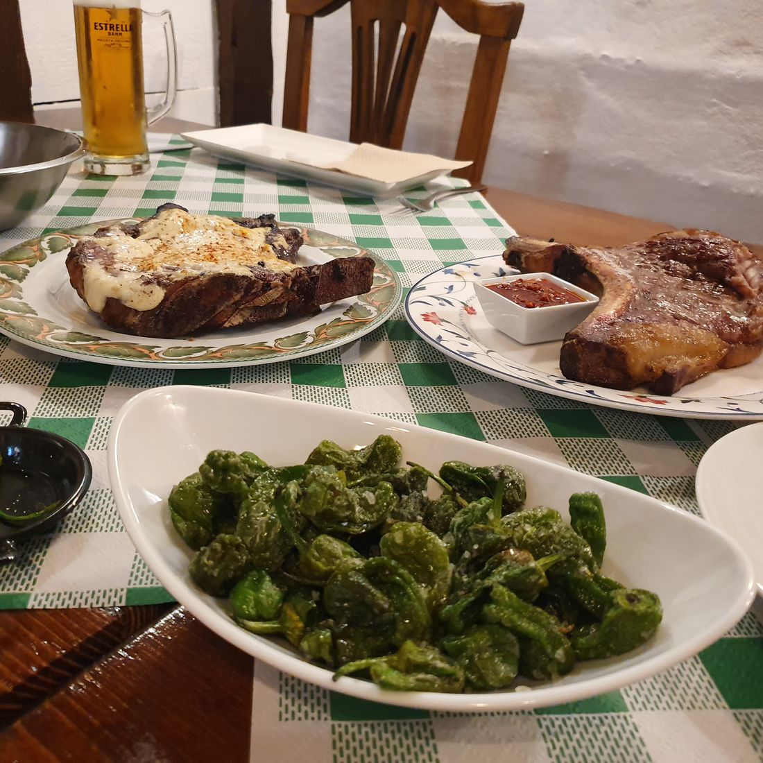 mesa con platos